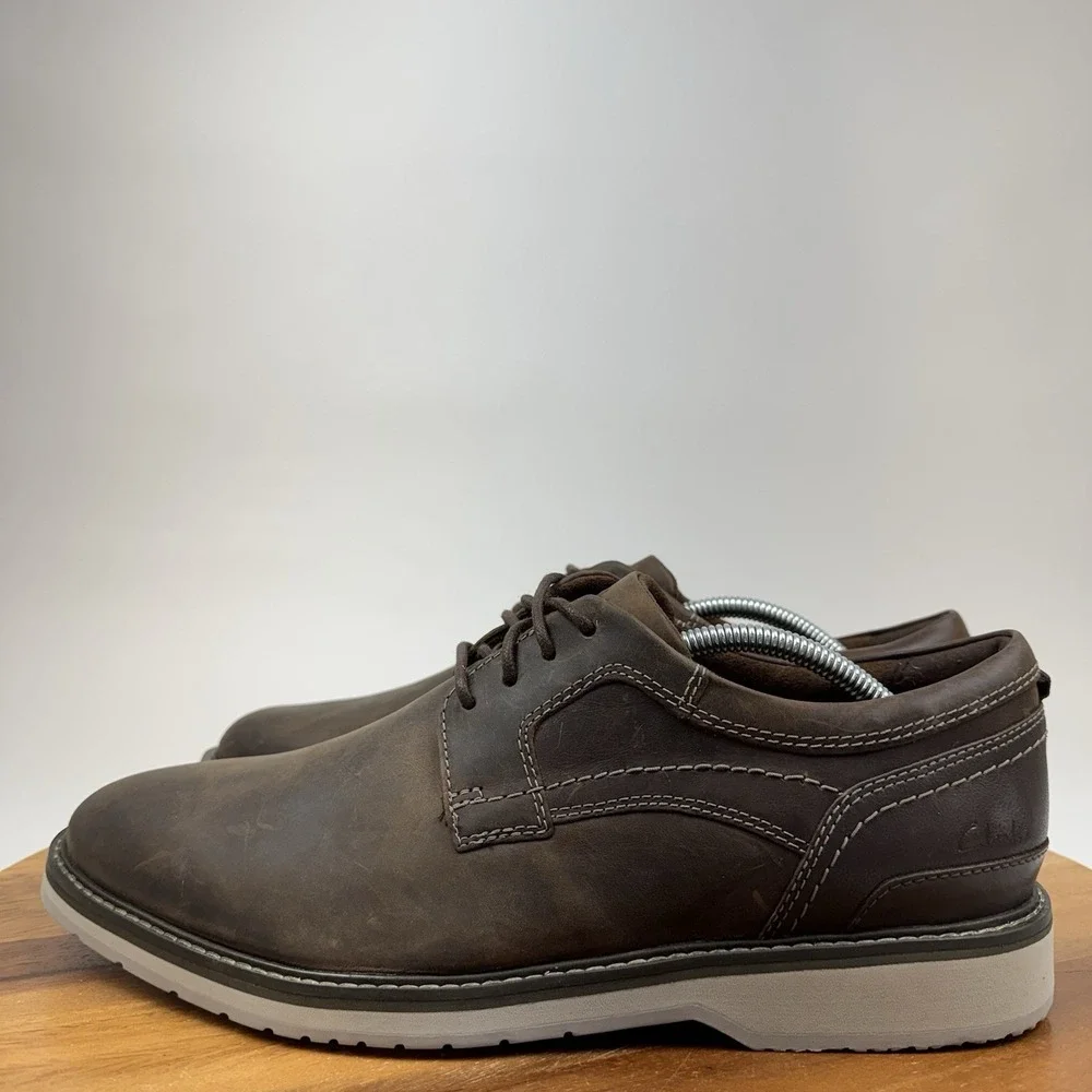 New NWOB Mens Clarks Monahan Brown Beeswax Leather Plain Toe Oxfords Size 11.5 M